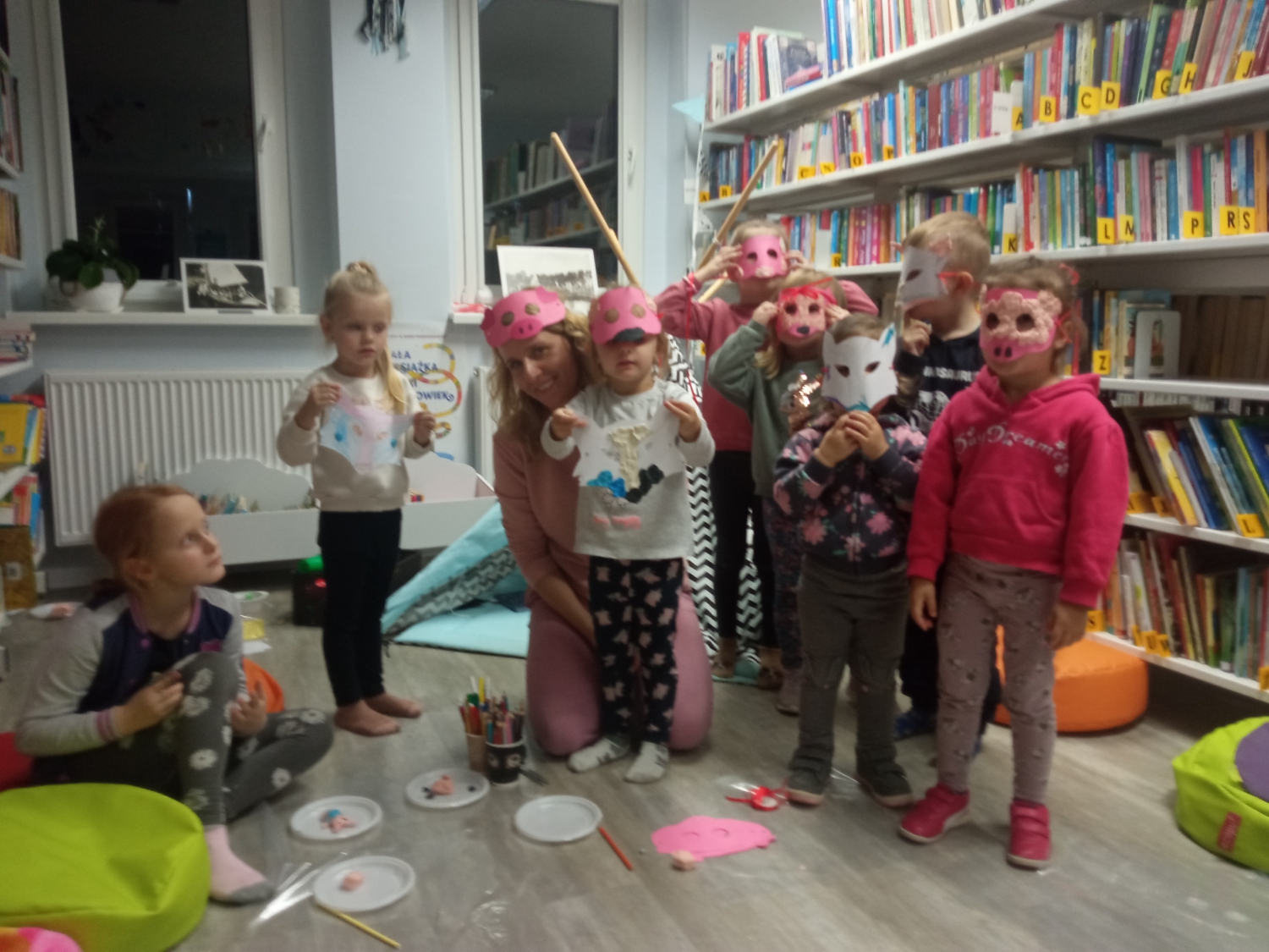 Warsztaty dla najmłodszych czytelników z okazji Międzynarodowego Dnia Postaci z Bajek