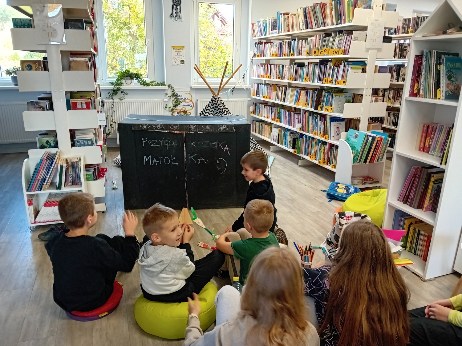 Przygody Koziołka Matołka - lekcja biblioteczna dla dzieci ze świetlicy wiejskiej w Racławkach
