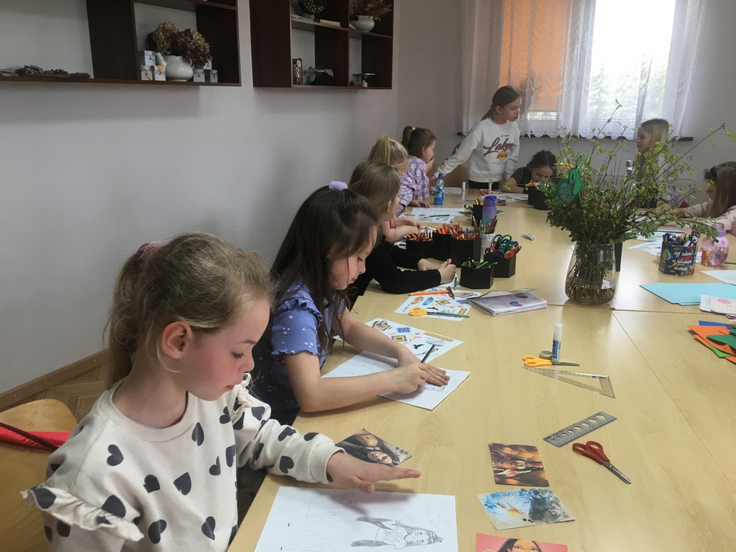 Kalendarz na kwiecień i projektowanie mody indiańskiej