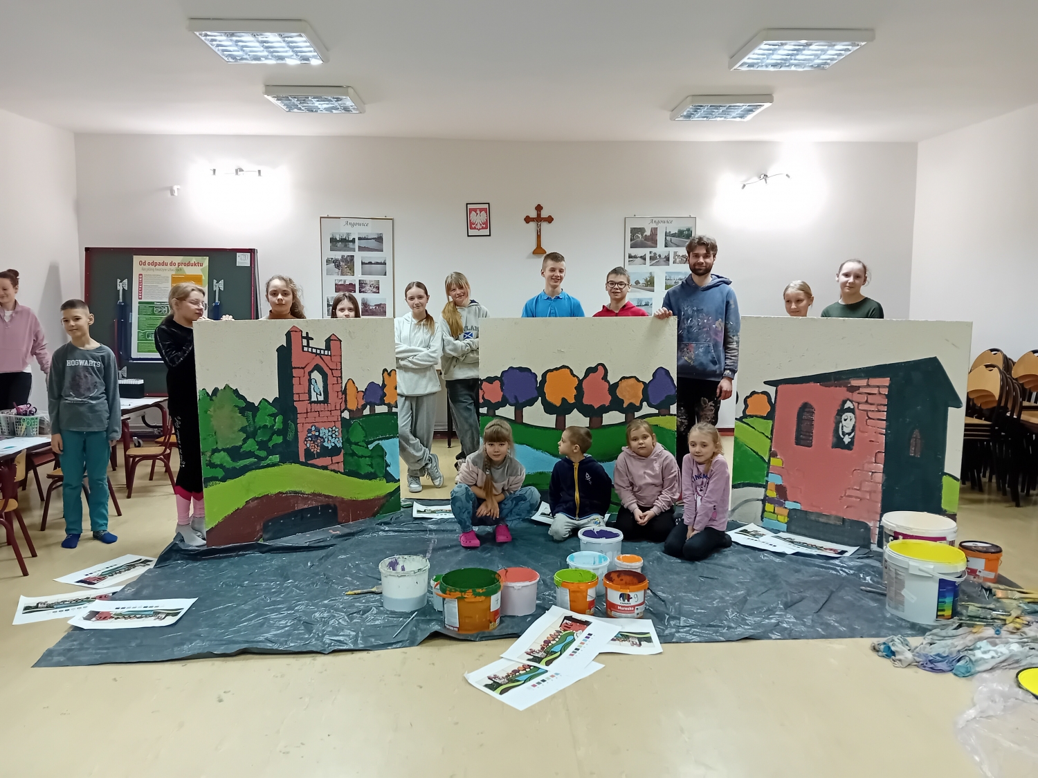 Dzieci z Angowic malują mural