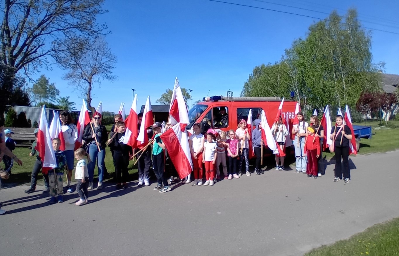 Biało czerwona w promieniach słońca