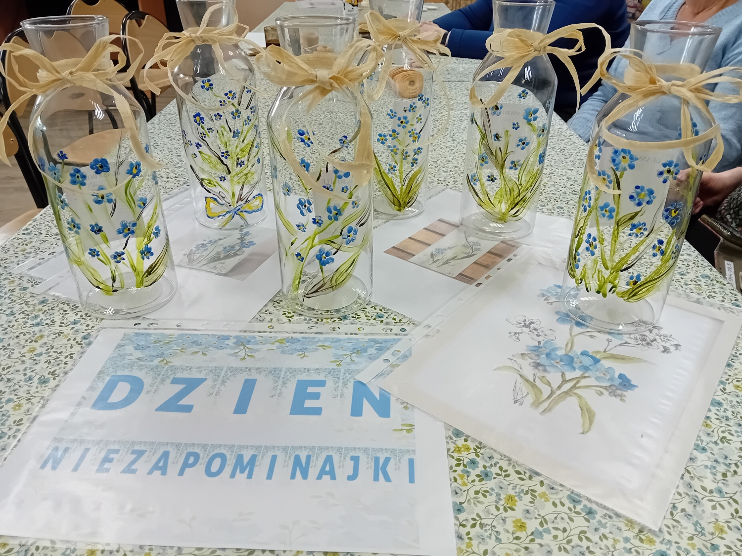 Dzień Niezapominajki - malowanie na szkle