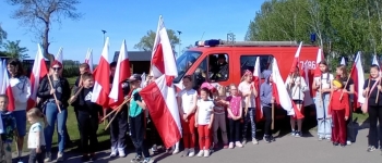 Biało czerwona w promieniach słońca 